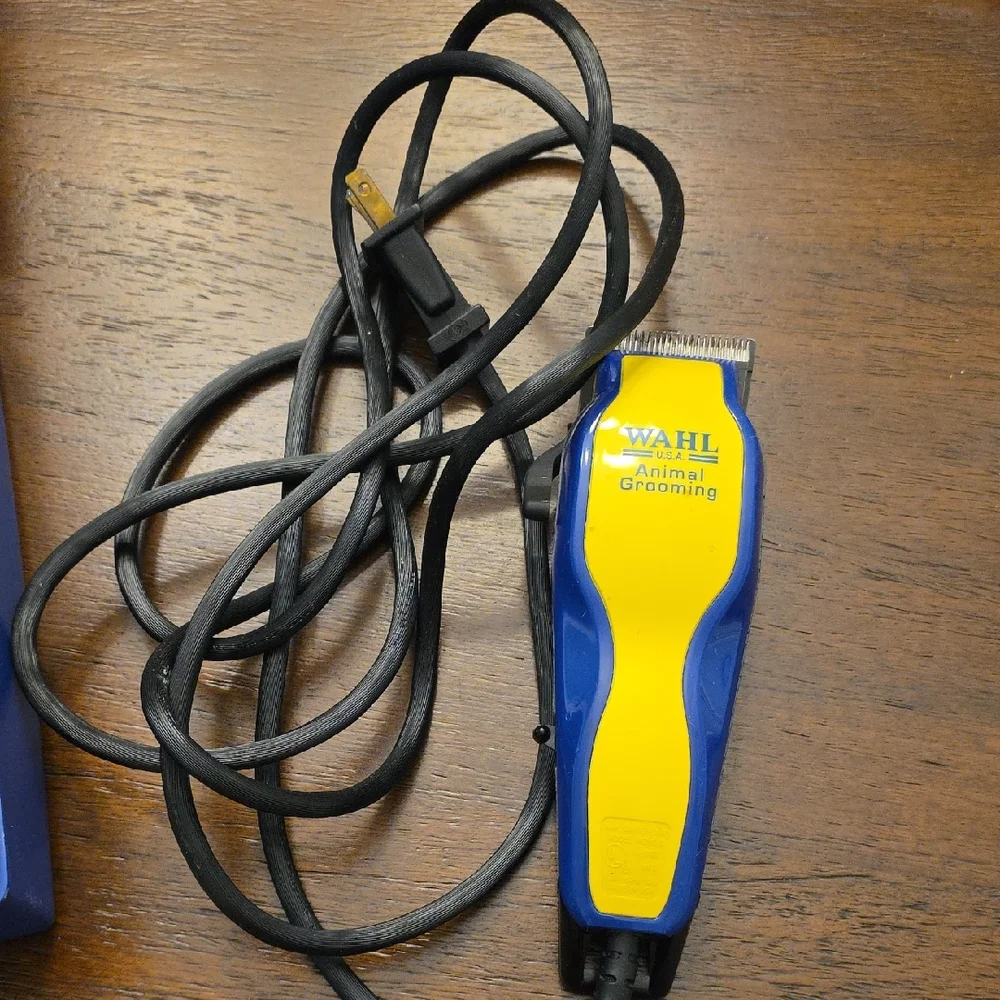 Wahl Blue and Yellow Grooming Tool